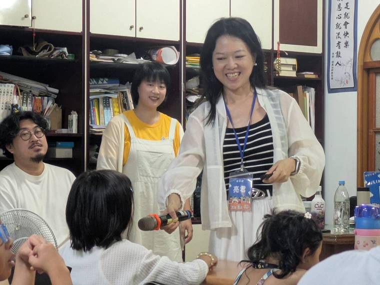 老師在課堂上與孩子們互動，介紹今天的故事主題