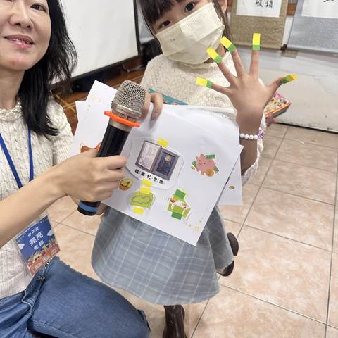 老師蹲下來，一對一陪孩子完成故事後的小任務
