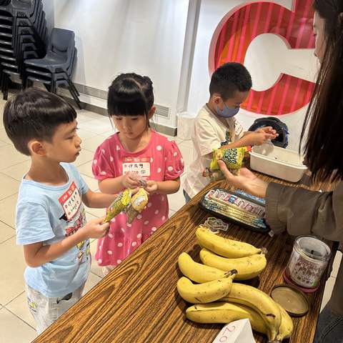 孩子們在模擬商店裡練習買賣與付錢