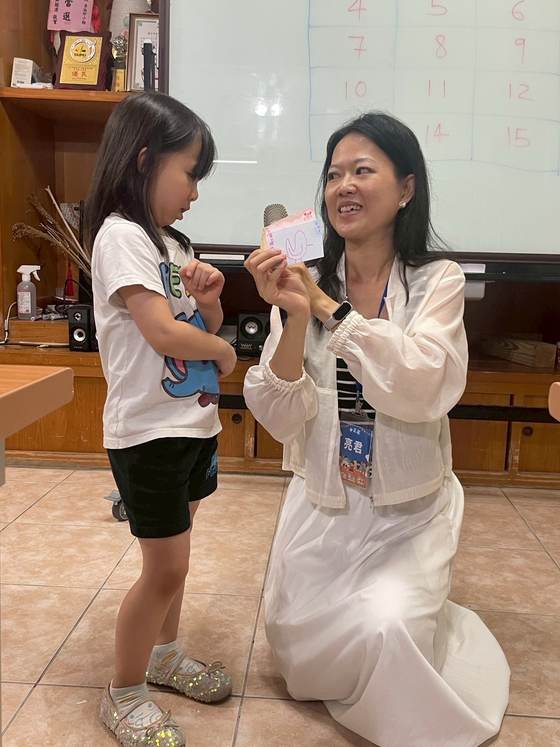 Nancy 陳亮君老師與課堂上的孩子互動